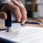 afbeelding met stempel en een vergunning