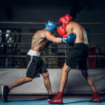 2 boksers vechten met elkaar