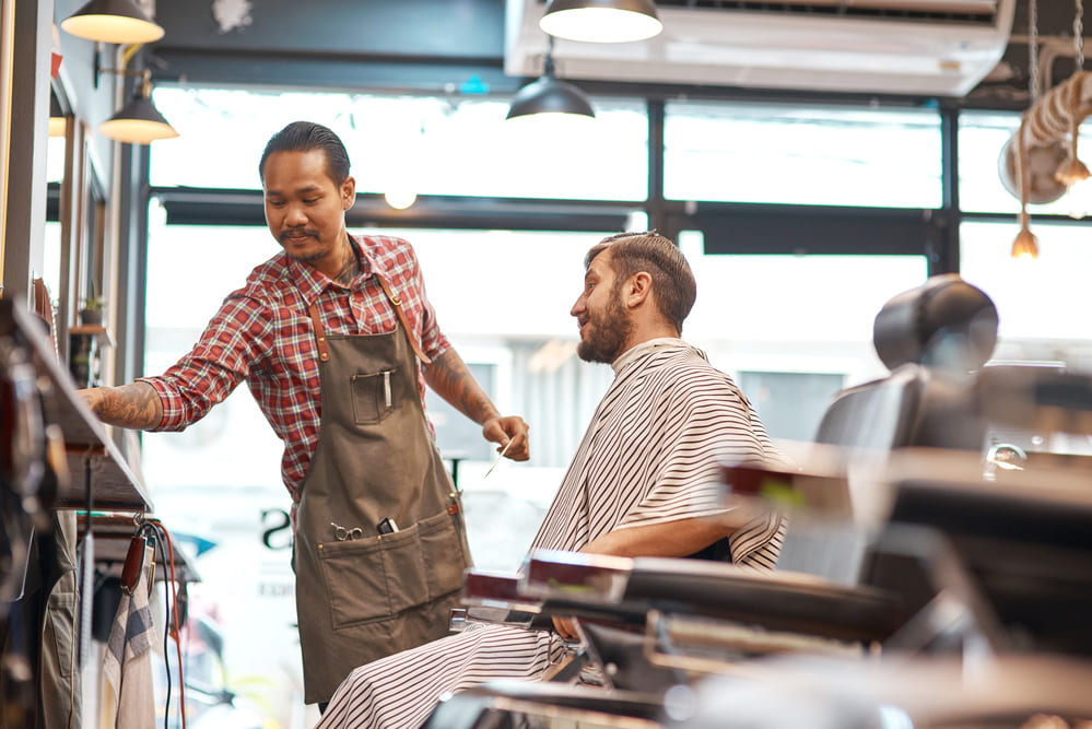 man op bezoek bij kapper in limburg