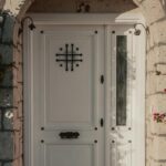 witte voordeur van een huis