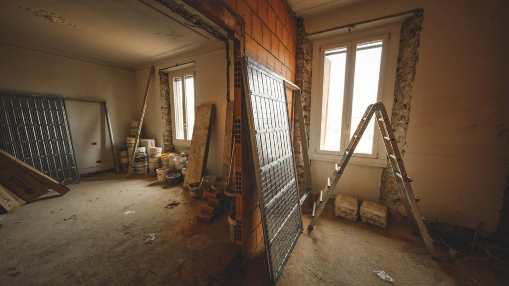 Renovatie en onderhoud kosten in beeld met woning in verbouwing en opengebroken muren