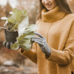 vrouw maakt haar tuin winterklaar